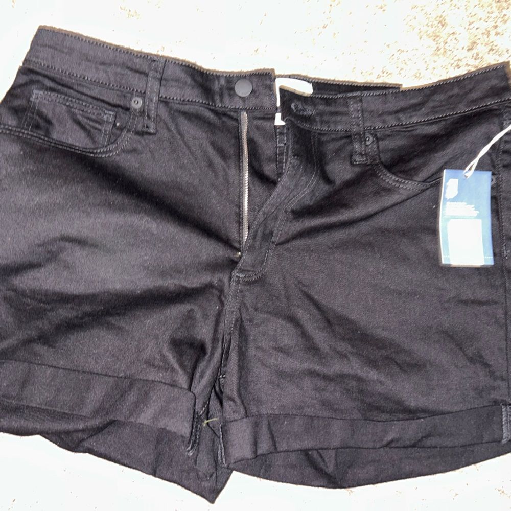 Summer is here!! ☀️🌊 Universal thread black shorts size 14 NWT